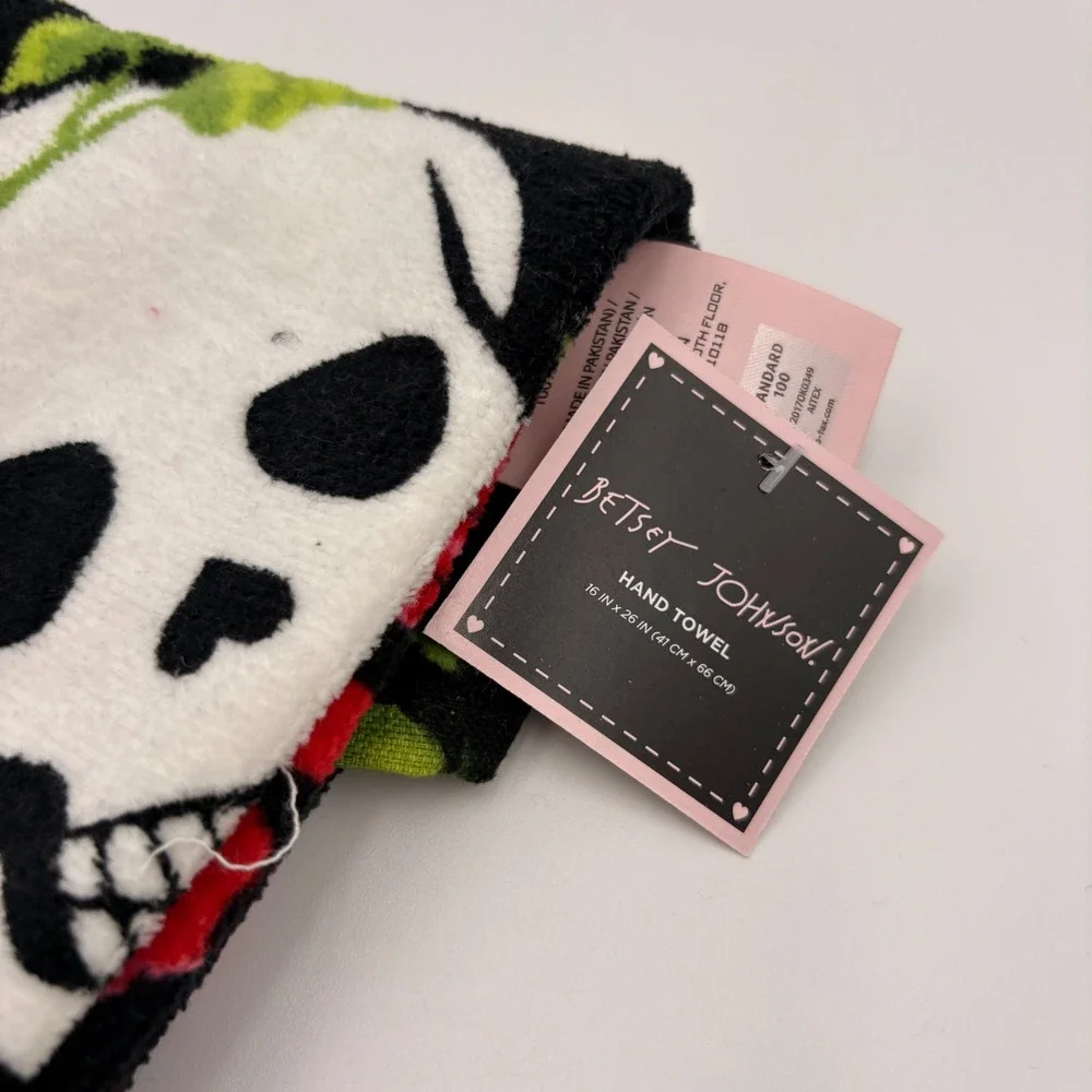 Betsey Johnson Skull and Roses Hand Towel Black Red White 100 Cotton NWT 16x26
